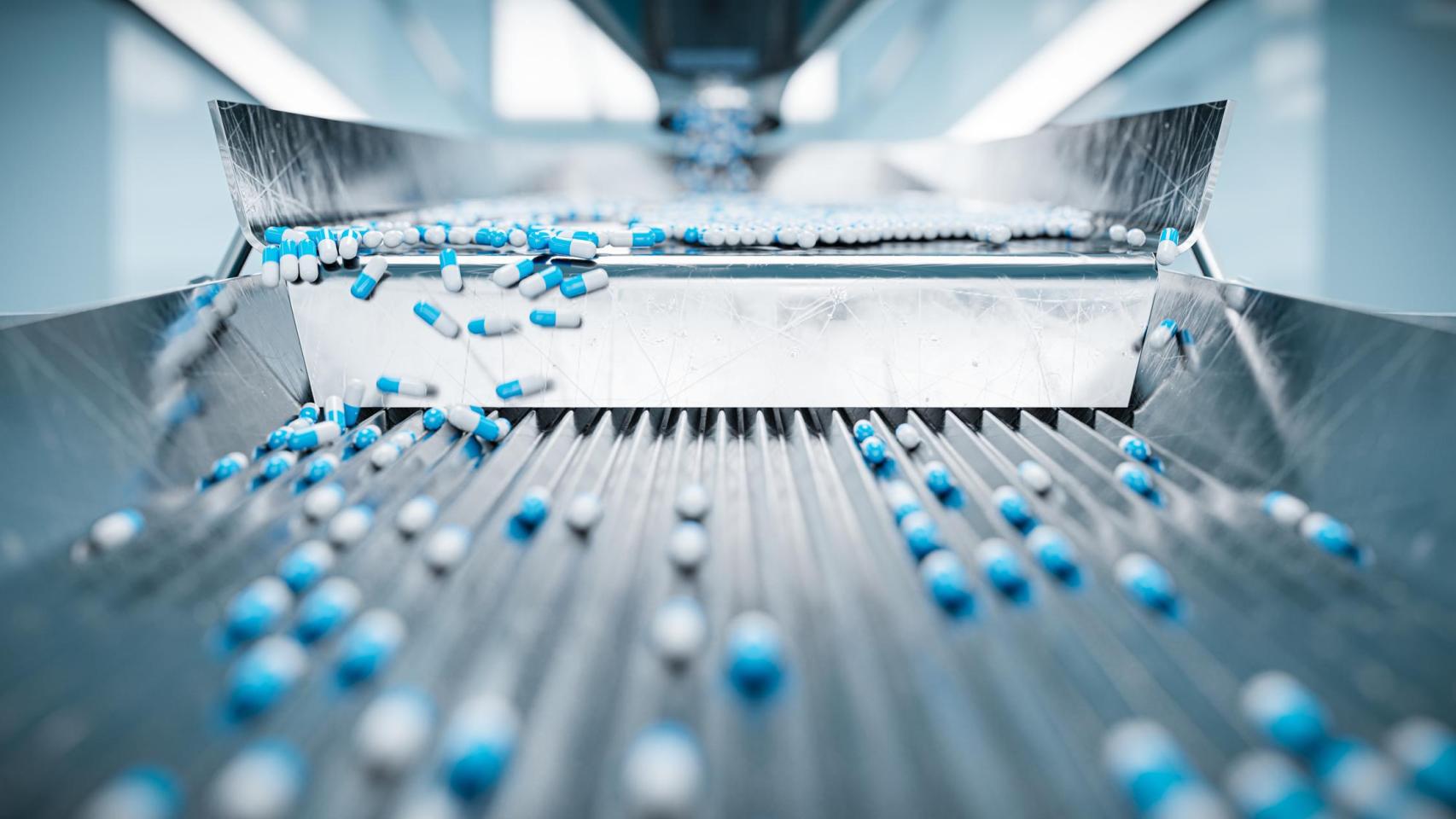 Clasificación de cápsulas farmacéuticas mediante una máquina clasificadora en una línea de producción.