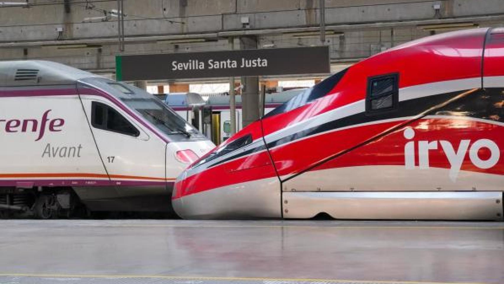 Imagen de archivo de dos trenes de Renfe e Iryo en la estación de Santa Justa, en Sevilla.