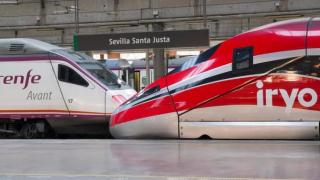 Imagen de archivo de dos trenes de Renfe e Iryo en la estación de Santa Justa, en Sevilla.