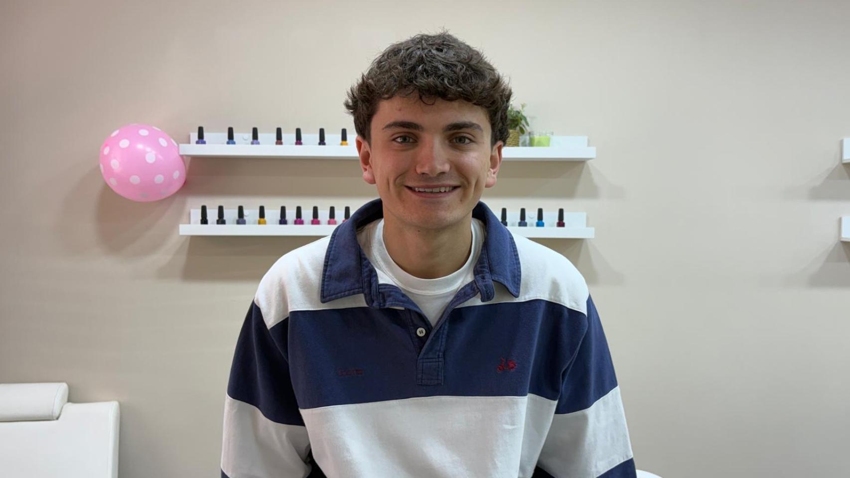 Blas Aybar en su salón de manicura y pedicura Pretty Nails