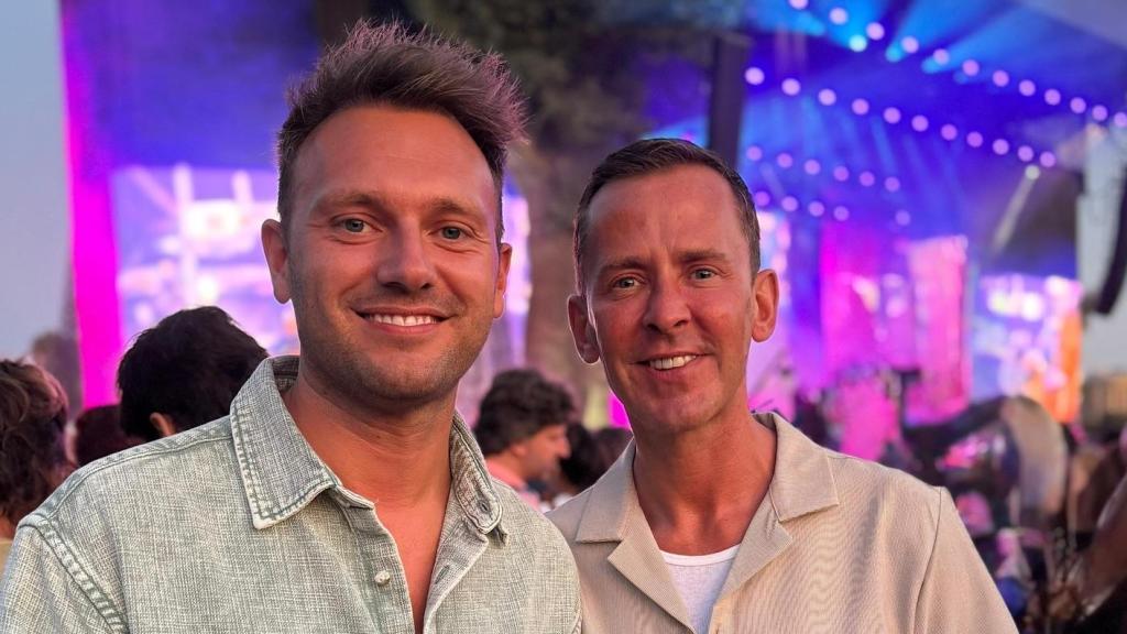 Scott Mills junto a su marido, en una imagen de sus redes.