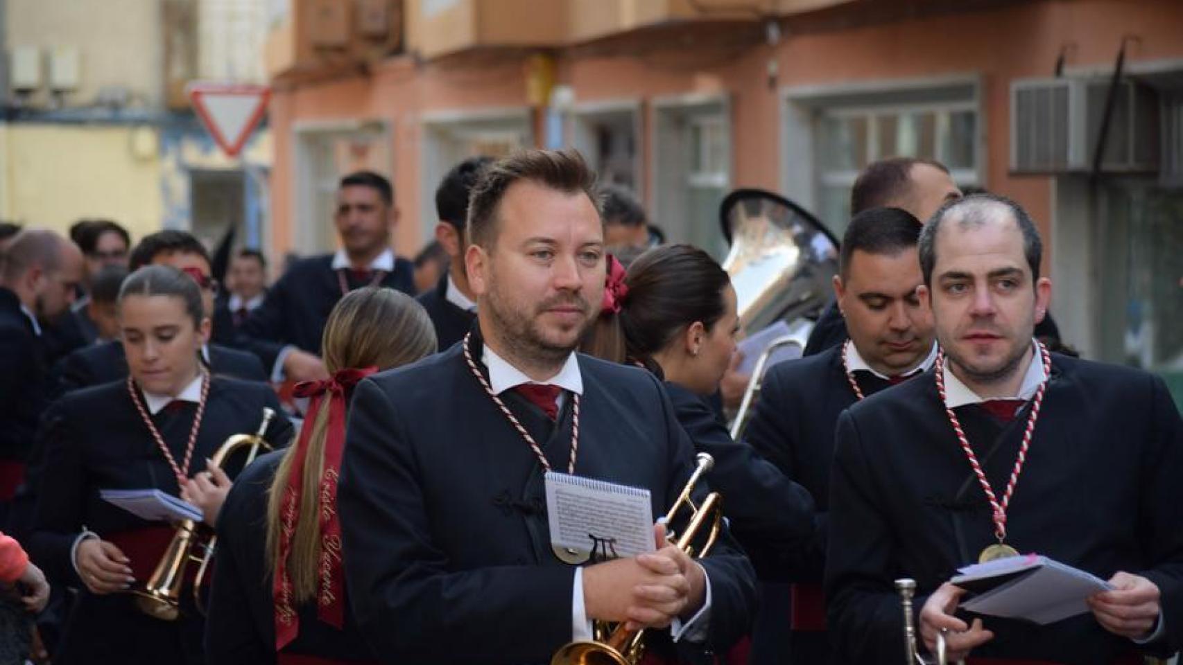 Sergio Iván González tocando con la A.M. del Cristo Yacente de Salamanca.