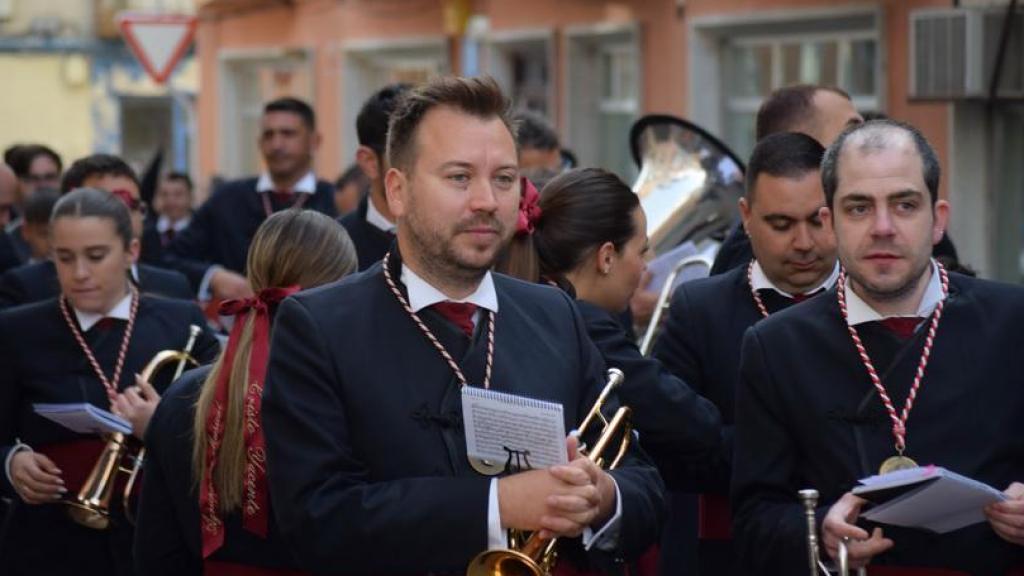 Sergio Iván González tocando con la A.M. del Cristo Yacente de Salamanca.