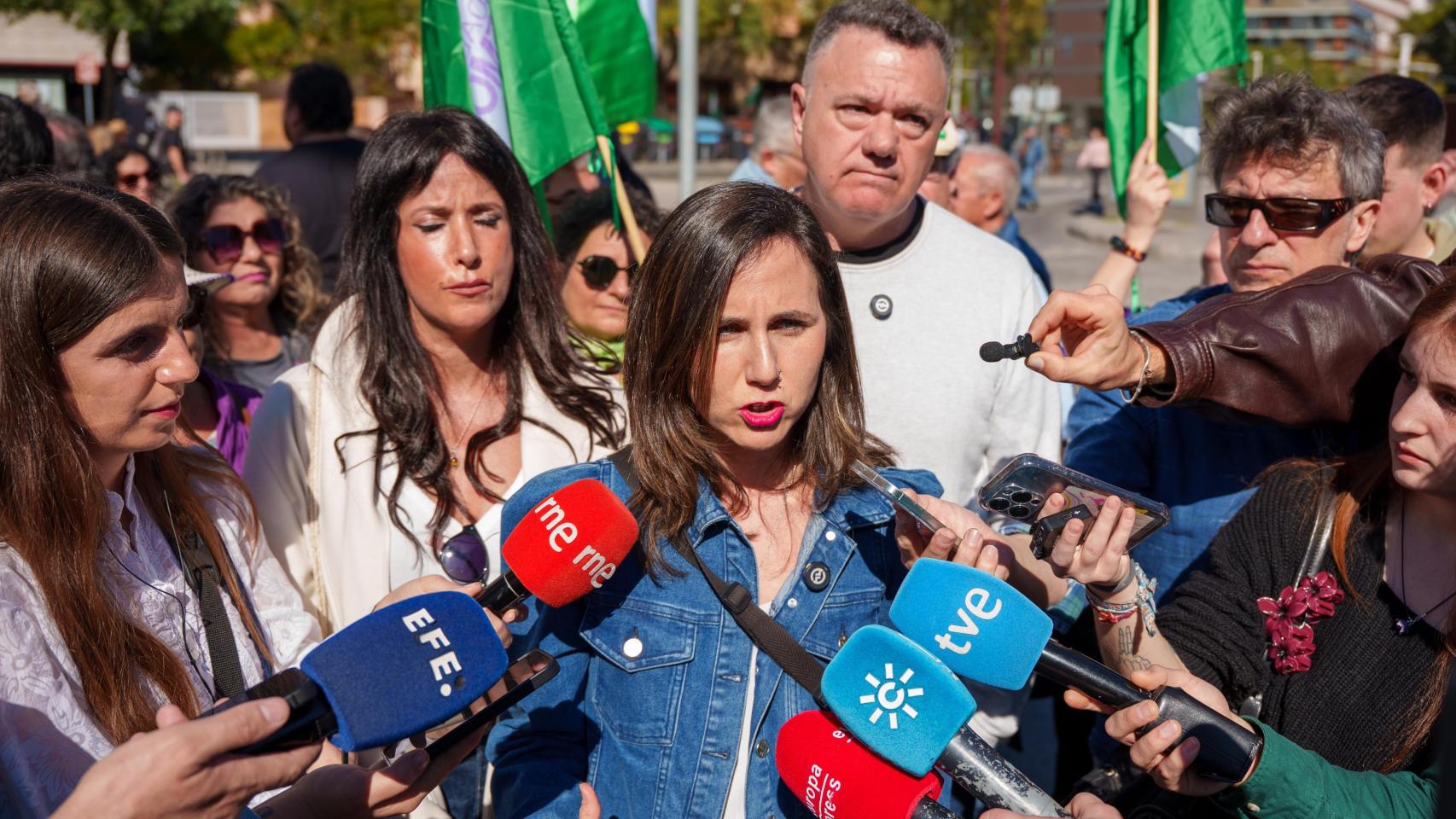 La secretaria general de Podemos, Ione Belarra, y el candidato andaluz, Juan Antonio Delgado.
