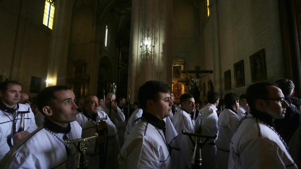 Final de la misa previa a la salida de los pasos grandes en la localidad vallisoletana de Medina de Rioseco en 2018