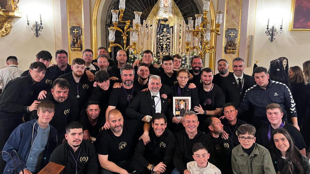 Los costaleros, y otros hombres y jóvenes, recién nombrados hermanos de la Hermandad.