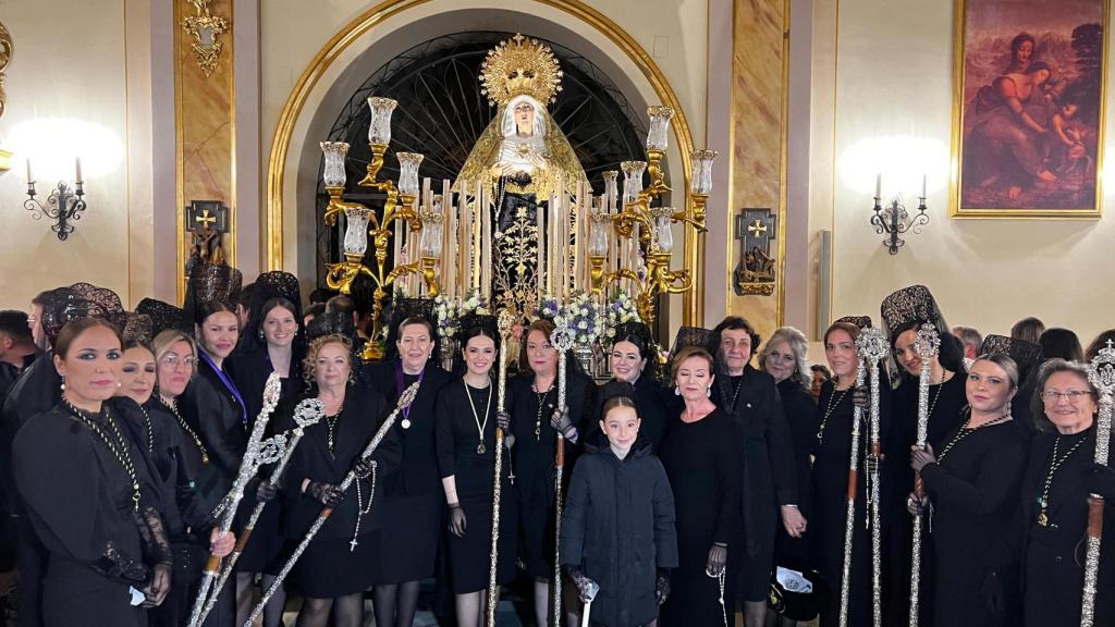 Las hermanas, de mantilla, instantes antes de la procesión del año 2025.