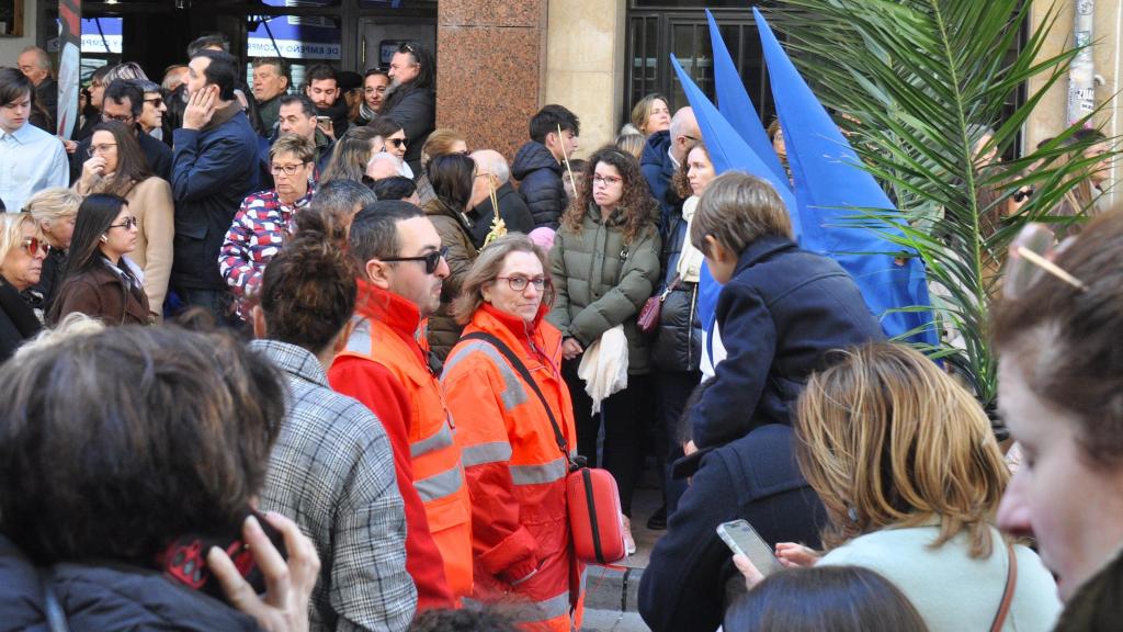 Dos trabajadores de Cruz Roja, en una de las procesiones.