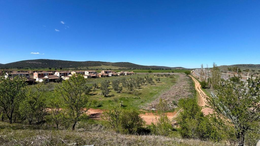 Urbanización del complejo de Machacón en Villamayor de Calatrava desde lejos.