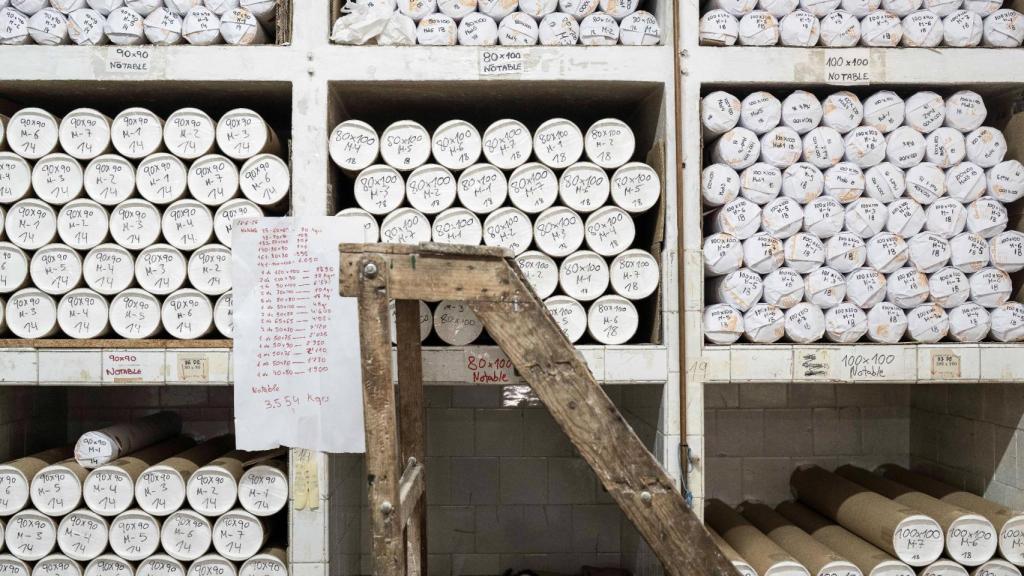 Velas almacenadas en las instalaciones de Andújar de Cera Bellido.