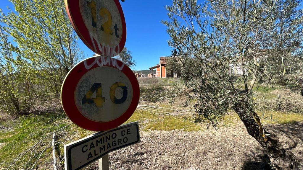 Señal de tráfico abandonada en el complejo de Machacón en Villamayor de Calatrava.