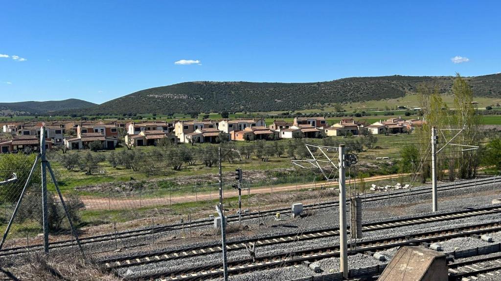 La urbanización se sitúa junto a las vías del AVE Madrid-Málaga.