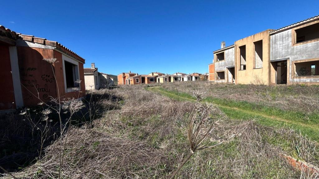 Una de las calles principales del complejo de Machacón en Villamayor de Calatrava.