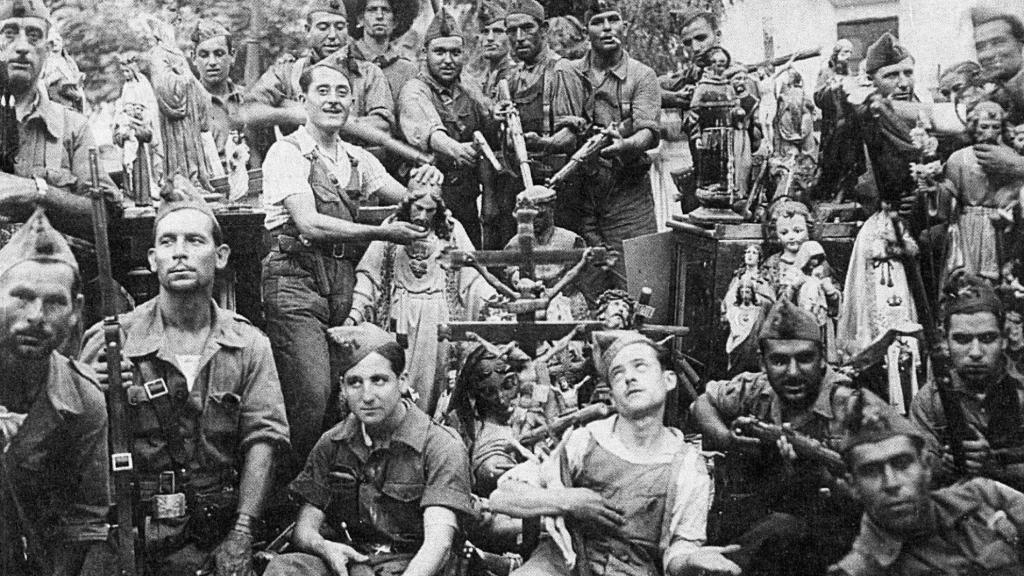 La Brigada de la Muerte antes de la quema de imágenes religiosas en 1936