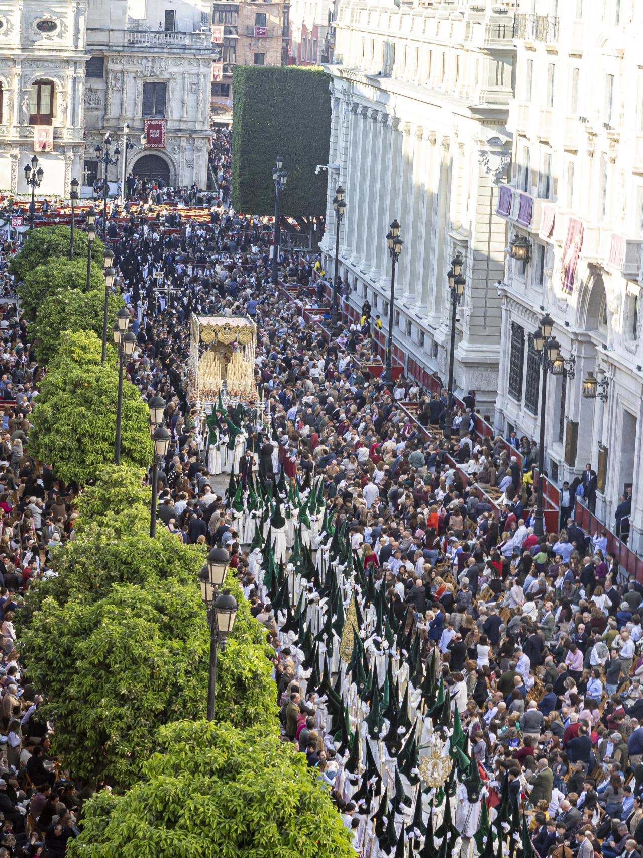 Uno de los espectaculares pasos de Semana santa que transcurren por la Carrera Oficial.