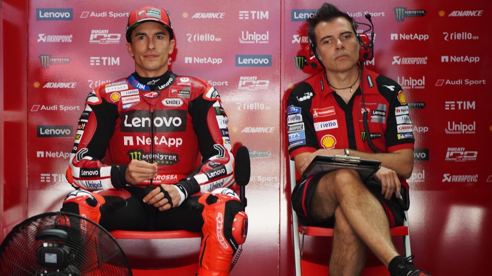 Marc Márquez, junto con su ingeniero, en el box de Ducati durante el GP de Estados Unidos.