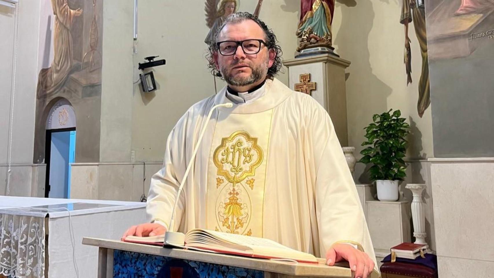 El cura Hebert Ramos en la parroquia de San Gabriel.