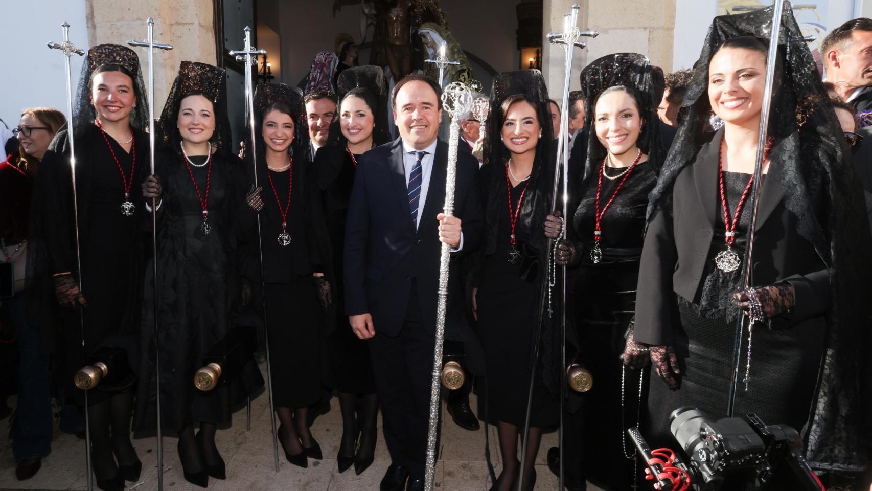 El President de la Generalitat participa en la procesión del barrio de Santa Cruz en Alicante