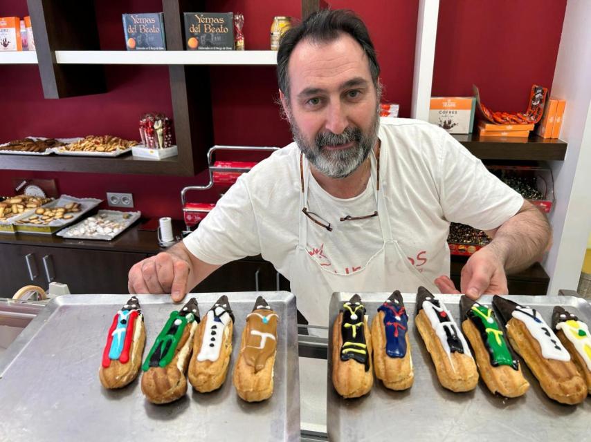 Rafael Mesonero junto a varios pasteles penitentes, el dulce que triunfa en la Semana Santa de Valladolid