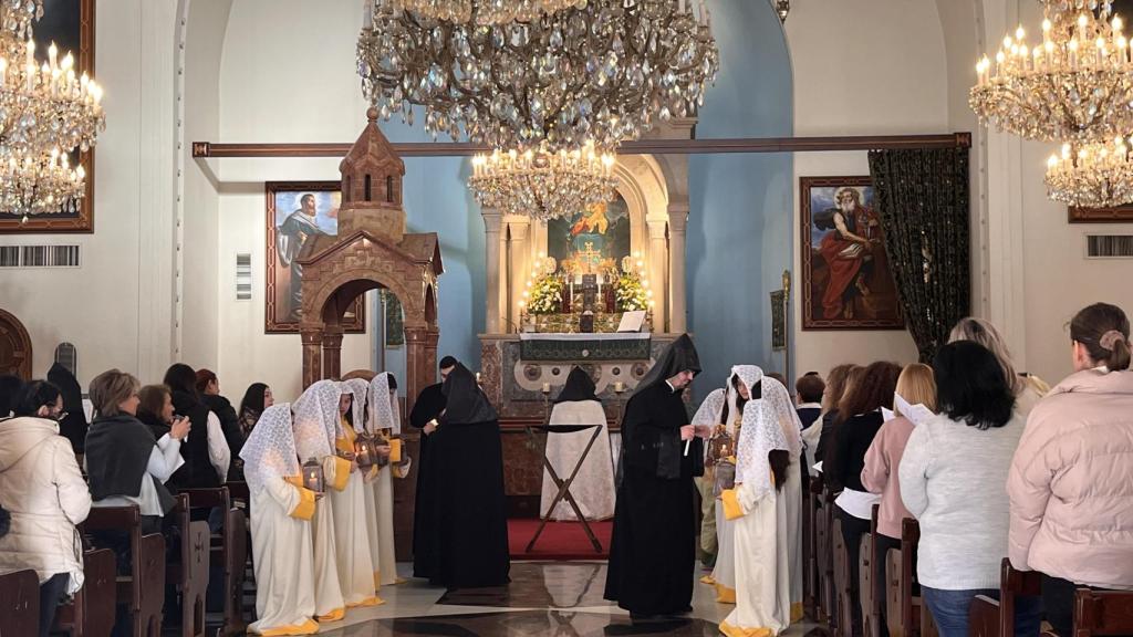 Girls light their candles in the cathedral of Cilicia.