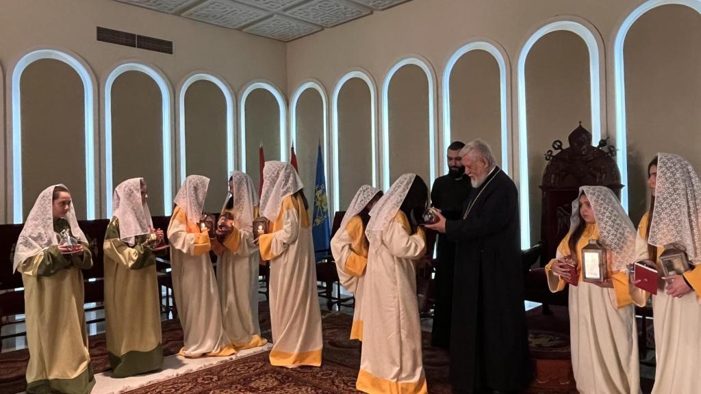 Patriarch Aram I giving blessings.