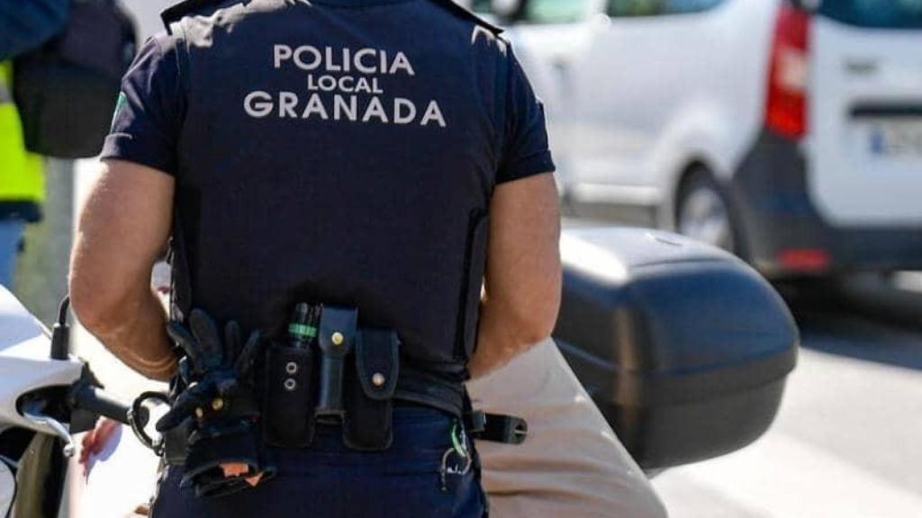 Un agente de la Policía Local de Granada, en una imagen de archivo.