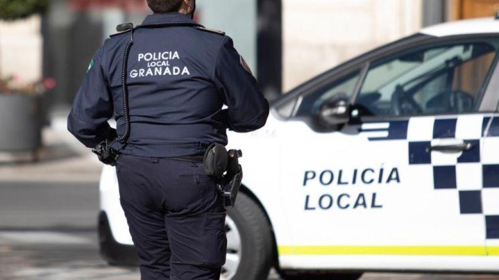 Un agente de la policía local de Granada, durante un servicio, en una imagen de archivo.
