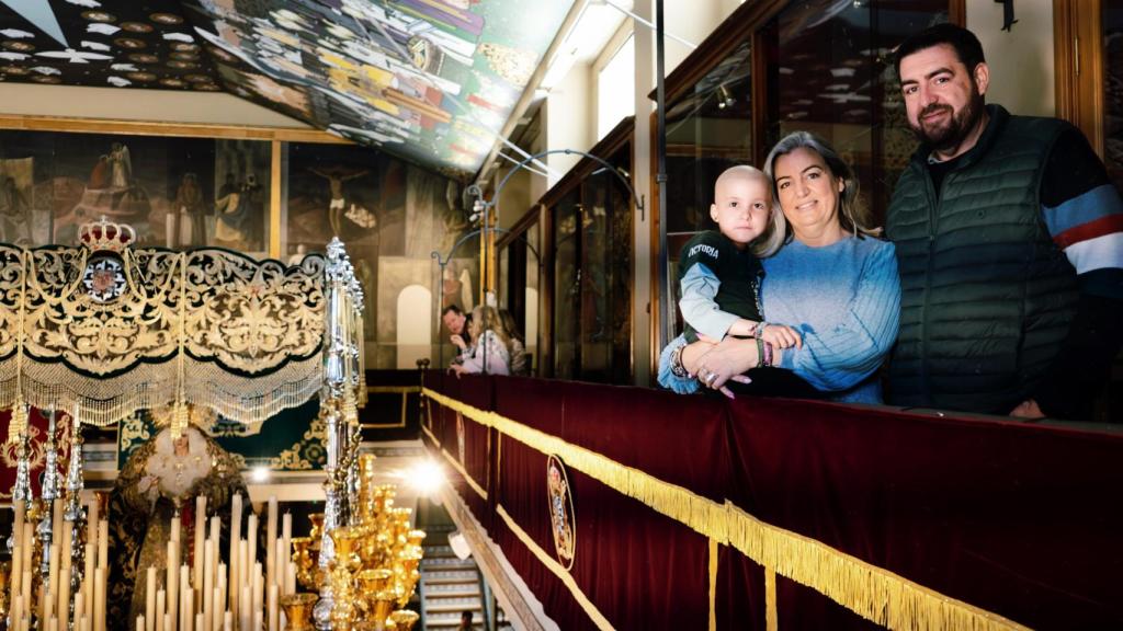 Javier, Mar y Victoria Esperanza, junto al imponente trono de la Virgen de la Esperanza.