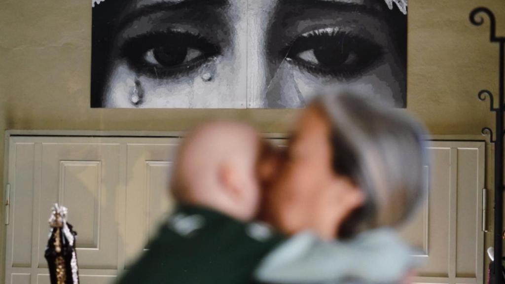 Madre e hija se abrazan, con la Esperanza al fondo.