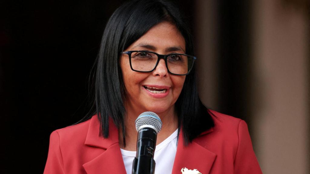 La presidenta interina de Venezuela, Delcy Rodríguez, habla durante su reunión con el secretario del Interior de Estados Unidos, Doug Burgum