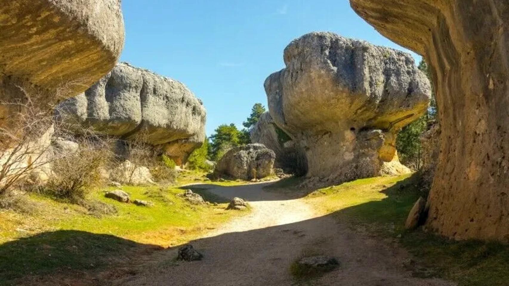 El paisaje kárstico que se ha creado en este paraje natural es similar al que se puede encontrar en el Torcal de Antequera.
