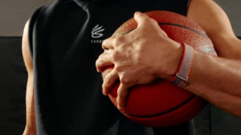 Stephen Curry con el misterioso dispositivo de Google.