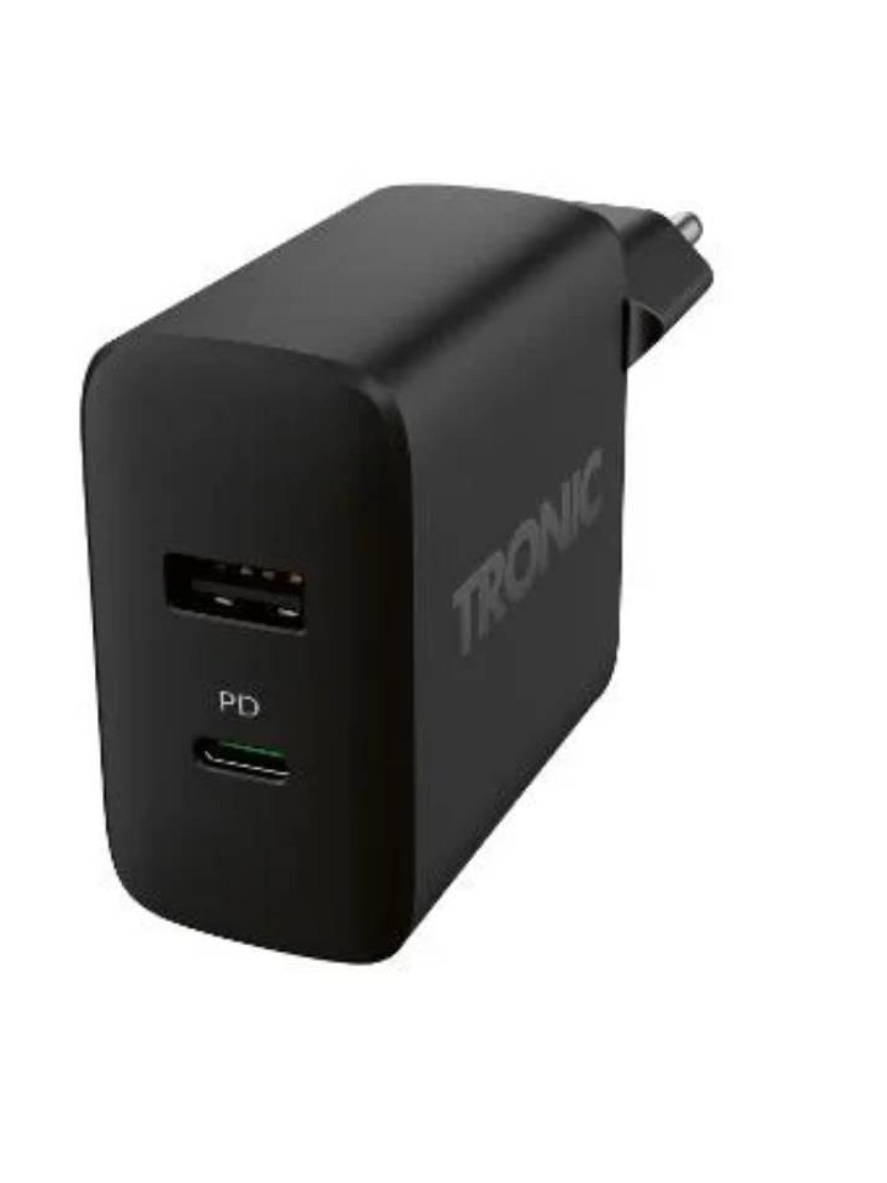 Un ejemplo de cargador que será legal por incluir al menos un puerto USB-C