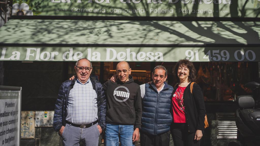 Pablo Herráez junto a su mujer, Encarna Rogero, y sus hermanos, Carlos y Ángel, en la que era su tienda La Flor de la Dehesa en Madrid.