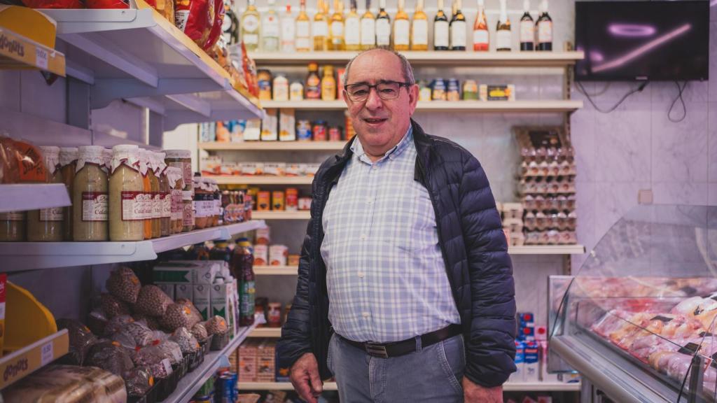 Pablo Herráez en su antigua carnicería, La Flor de la Dehesa.
