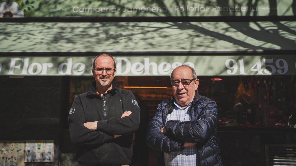 Juan López, el nuevo dueño de la carnicería, y Pablo Herráez, el antiguo propietario.