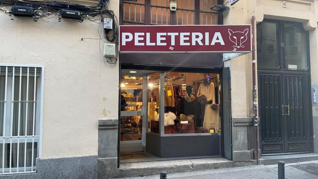 La peletería de Cristina Augst en el número 10 de la calle Alvarado en Tetuán.