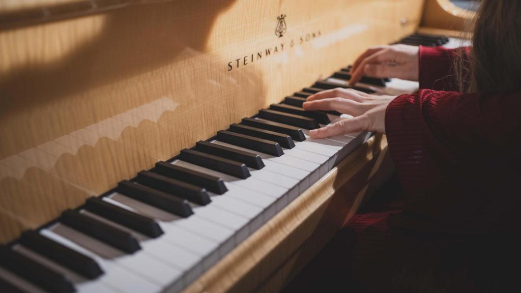 Eva al piano