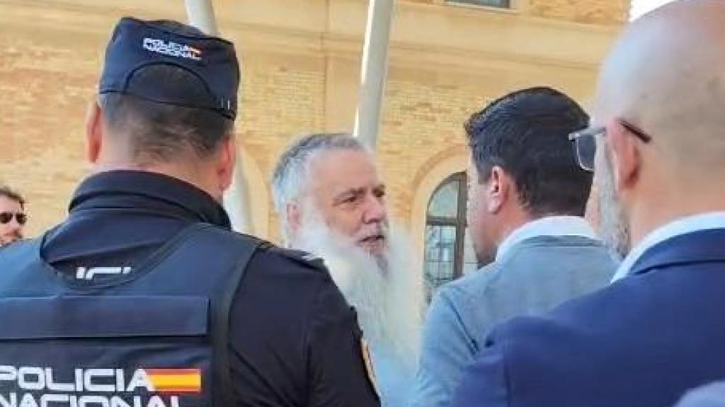 Vídeo de los momentos de tensión vividos en un acto de José Luis Martínez-Almeida y Elías Bendodo en Málaga.