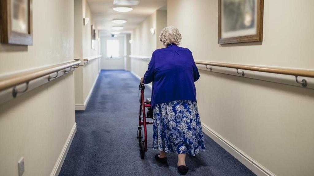 Una anciana en su residencia.