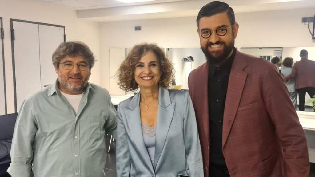 Jordi Évole, María Jesús Montero y Manu Sánchez en el Cartuja Center de Sevilla, en una imagen publicada por la socialista en su perfil de Facebook.