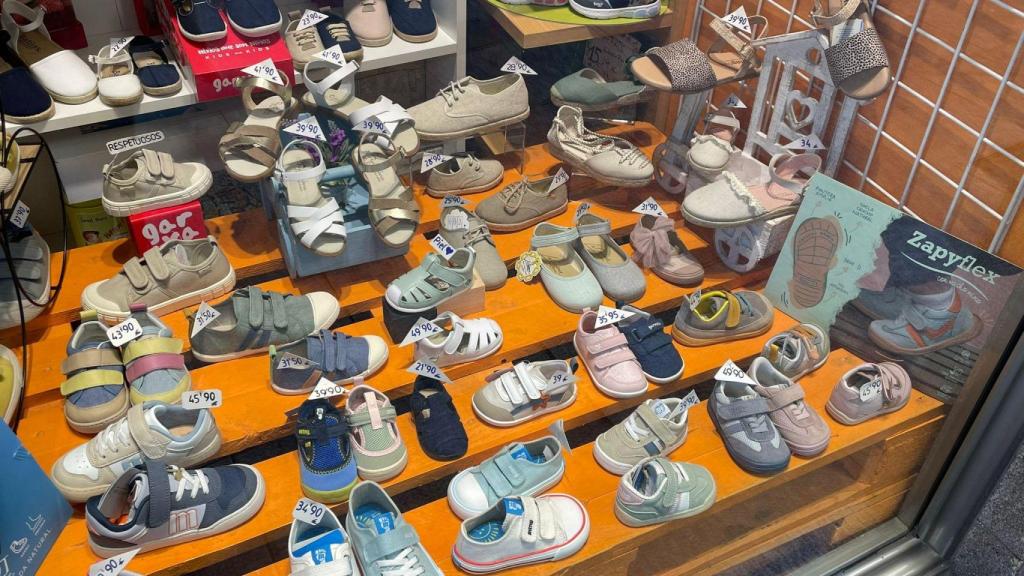 Calzado de la Zapatillería Compostela.