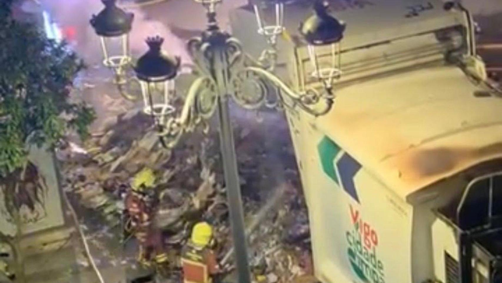 Momento en el que un camión de la basura se incendia en el centro de Vigo dejando su carga esparcida en plena García Barbón.