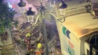 Un camión de la basura se incendia en Vigo y deja su carga esparcida en plena García Barbón