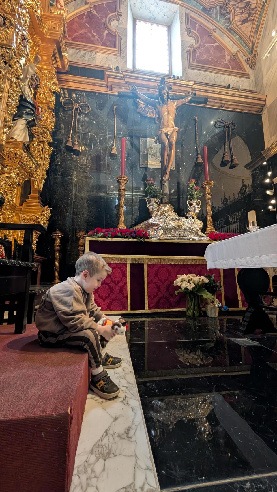 Marco, con su cabrita, frente al Cristo de la Buena Muerte.
