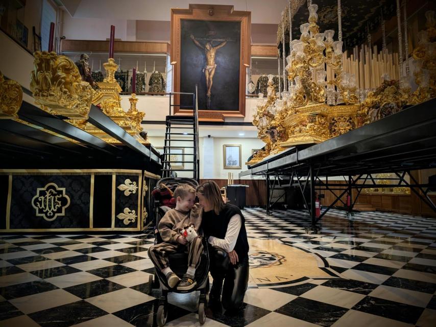 Aurora y Marco, dos luchadores, en el salón de tronos.
