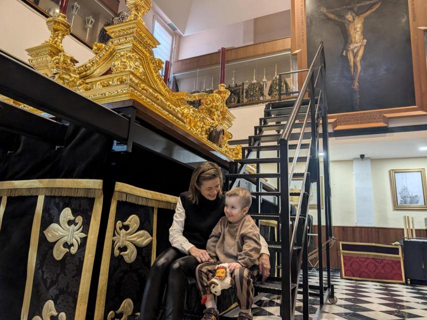 Marco y Aurora, en el salón de tronos.