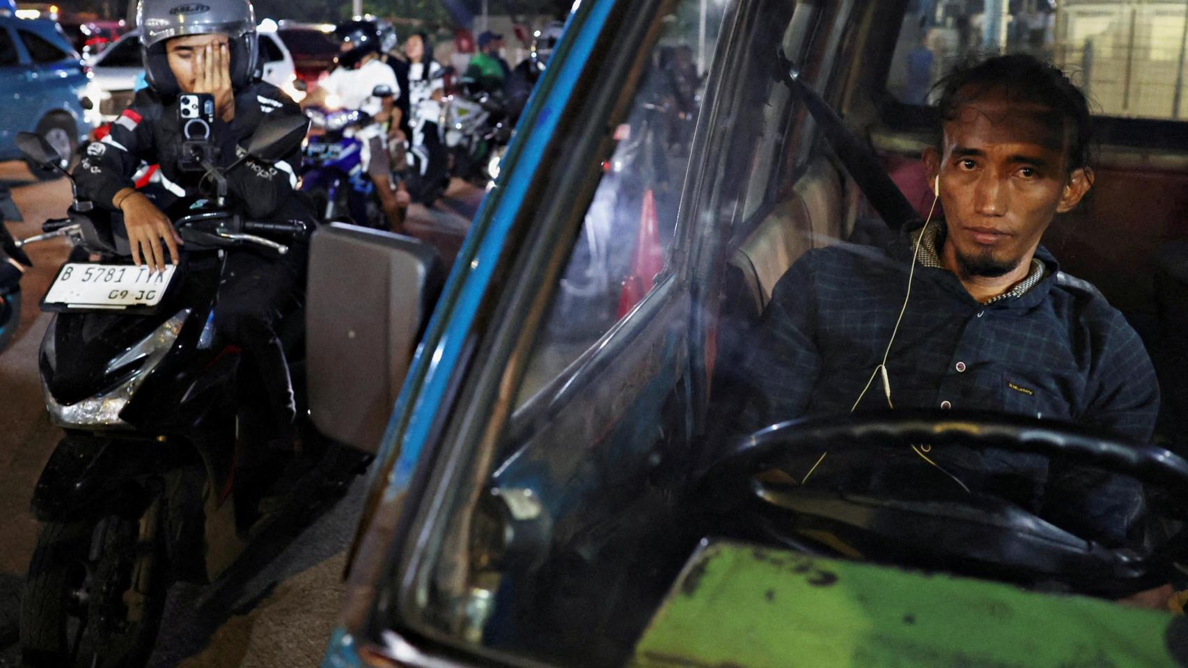 Un conductor espera para repostar su vehículo de transporte público, en las afueras de Yakarta, Indonesia , 31 de marzo de 2026.