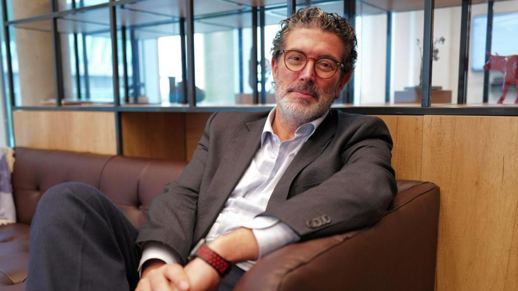 Julián Quirós, director de ABC y autor de la novela 'El último brindis'. EE