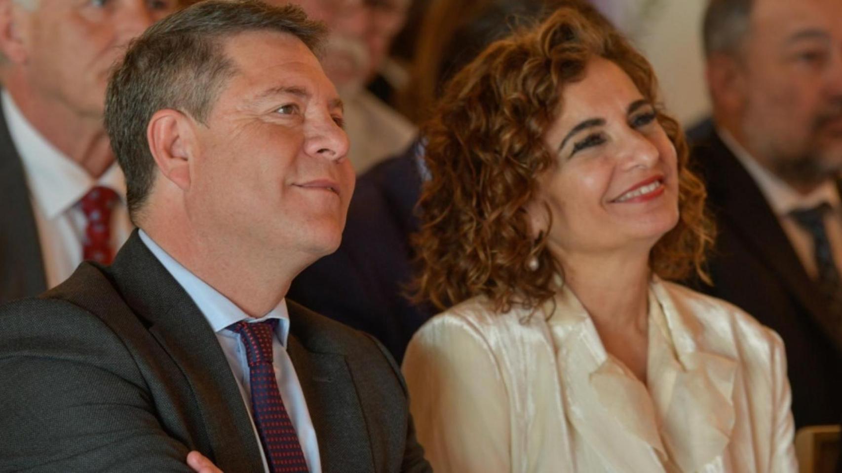 El presidente de Castilla-La Mancha, Emiliano García-Page y la exministra de Hacienda, María Jesús Montero, en un acto en Cuenca.